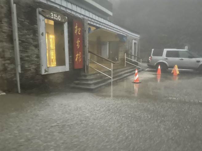 今天下午合歡山武嶺、松雪樓附近降下短暫冰霰，覆蓋整個地面。(松雪樓提供／吳建輝南投傳真)