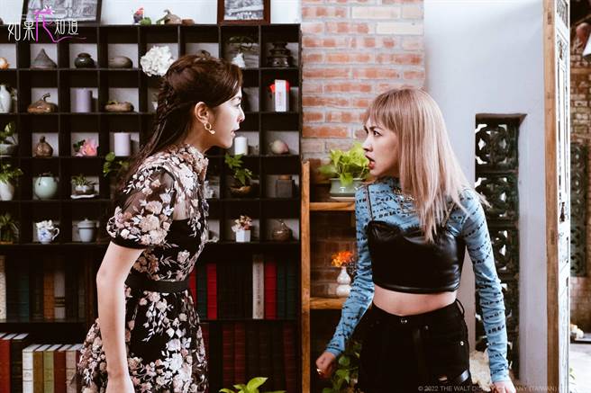 林玟谊（右）与任容萱对戏过瘾。（卫视中文台提供）