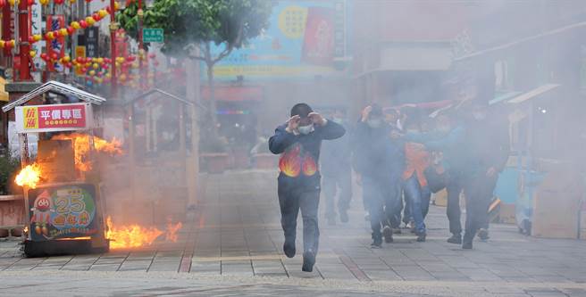 「2022臺北年貨大街消防演習」，本次演習情境假設迪化街永樂市場商家桶裝瓦斯管線破裂爆炸起火引燃攤位，火勢擴大延燒到永樂市場。（張鎧乙攝）