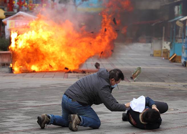 「2022臺北年貨大街消防演習」，本次演習情境假設迪化街永樂市場商家桶裝瓦斯管線破裂爆炸起火引燃攤位，火勢擴大延燒到永樂市場。（張鎧乙攝）