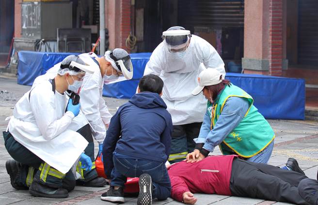 「2022臺北年貨大街消防演習」，圖為「傷患救護」項目演練，救護人員現場處理傷患。（張鎧乙攝）