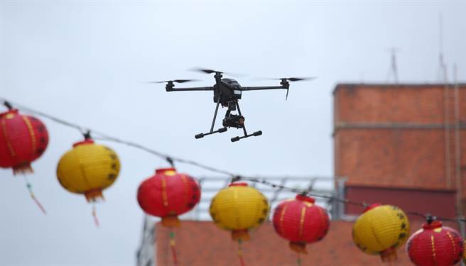 「2022臺北年貨大街消防演習」，圖為「無人機協助勘災」項目演練，消防員在火災現場使用國產無人機勘查。（張鎧乙攝）