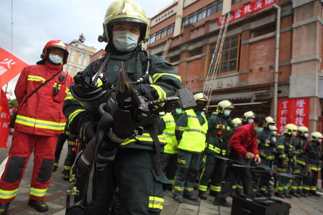 「2022臺北年貨大街消防演習」，圖為消防隊員展示新式油壓撐開器。（張鎧乙攝）