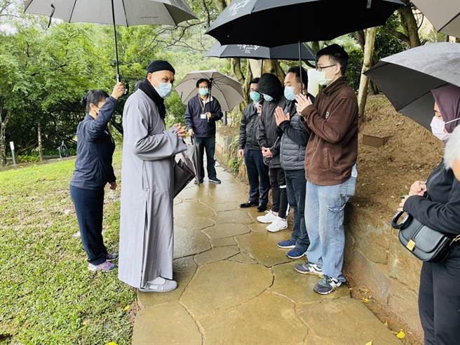 送行家属中，不见陈松勇二弟。(图／台湾仁本提供)