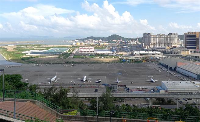 澳门当局决定9日起禁止中国以外客机搭载乘客前往澳门；这项禁令将实施14天至1月23日，不包括台湾。图为澳门机场。（图／中新社、中通社资料照片）
