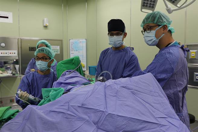 亚洲大学附属医院男性功能中心主任邱鸿杰（左）与泌尿科医师萧子玄（中）共同使用「微创双镜联合手术」治疗。(亚大医院提供／林欣仪台中传真)