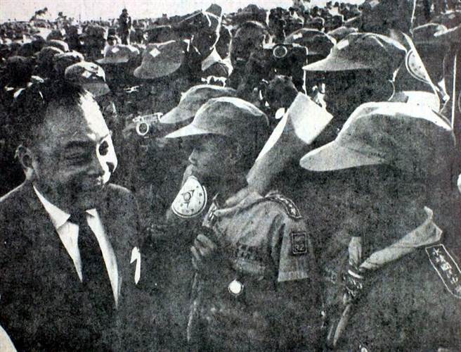 1970年時任救國團主任的蔣經國慰問童軍代表。（楊嘉慶攝）