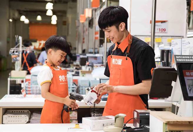 特力屋即日起至2月28日，集结三大热门职人体验课程，包含小小店长、小小木匠与小小油漆匠，以及挑战卖场寻宝闯关游戏的小小冒险家。（特力屋提供）