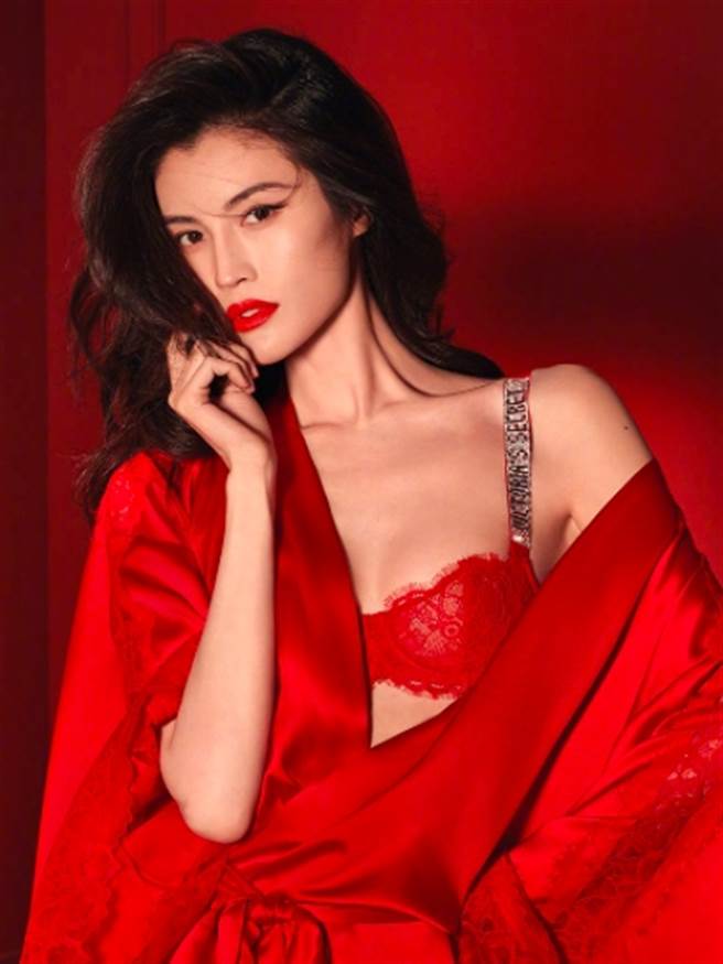 何穗近乎完美展現品牌內衣的性感魅力。（圖／截取自陸網論壇）