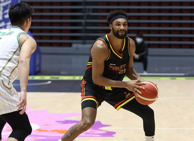 台银洋将艾尔文今天拿下16分、17篮板及10助攻的生涯第2次大三元。(中华篮协提供)