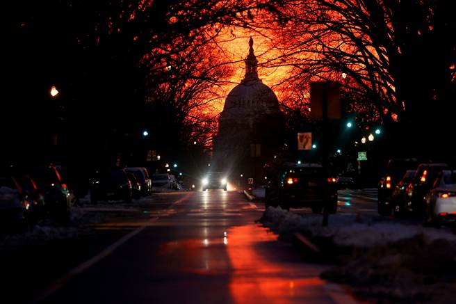 卡特警告，美国「已站在深渊边缘」，若不立即採取行动，将面临发生内战和失去民主的风险。（图／路透社）