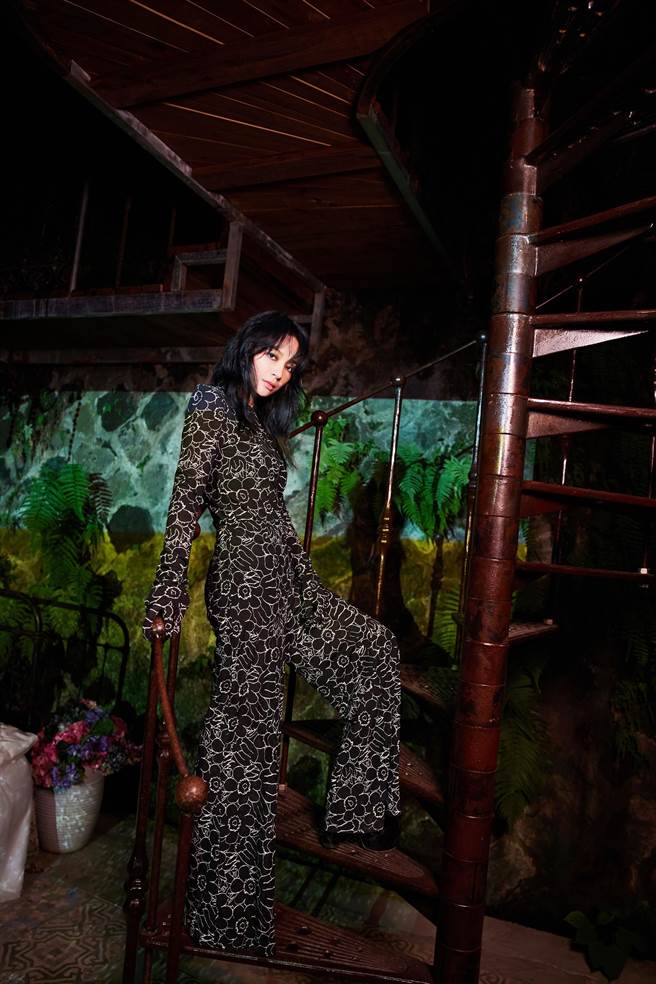 Faye日前拍攝新歌〈焚風〉MV。（亞神音樂提供）