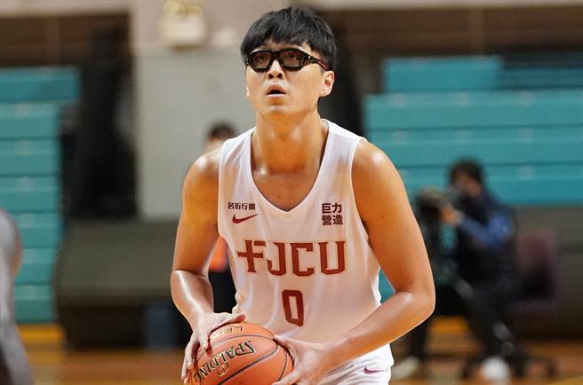 輔仁大學中鋒喬楚瑜貢獻12分、19籃板，助隊在UBA第三階段預賽首戰擊敗台藝大。（大專體總提供）