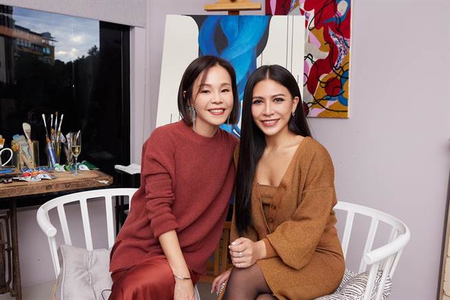 艾怡良（右）邀请彭佳慧到她家对谈。（EMI提供）