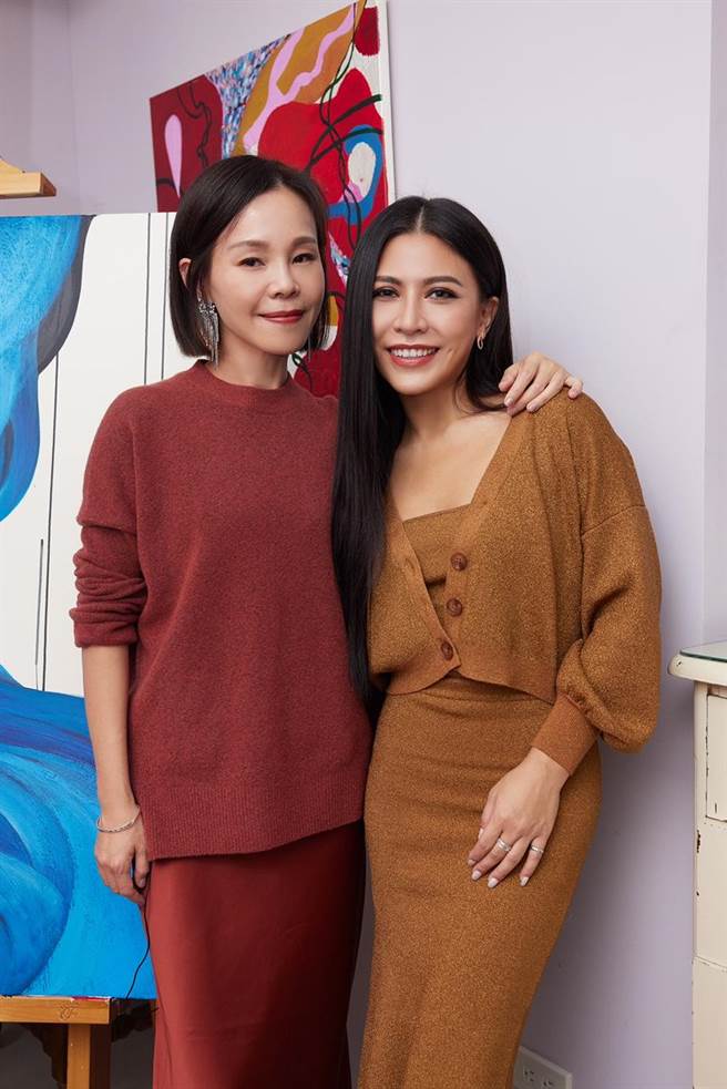 艾怡良（右）邀请彭佳慧到她家对谈。（EMI提供）