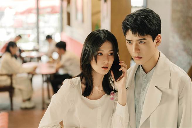 《沉睡花园》龚俊（右）和乔欣从「欢喜冤家」变成「靠谱搭挡」。（myVideo提供）