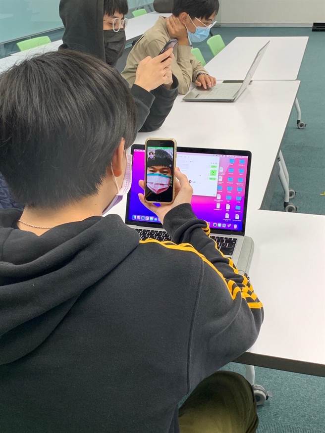 找出中二朋友，民进党青年干部发动打电话视讯催票。民进党提供