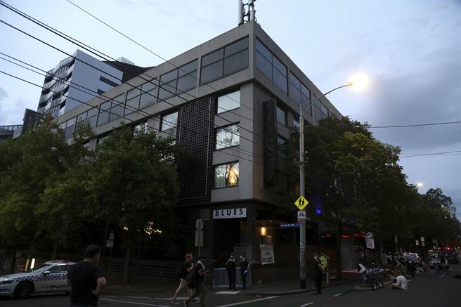 在喬柯維奇所在的隔離飯店外，有不少民眾守候。（美聯社）