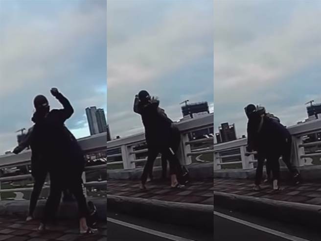 2名男子不满遭按喇叭，先是骑车逼迫骑士停在桥边的人行道旁，接着2人就当街上演全武行，朝骑士不断挥拳、捶击。（YouTube频道「WoWtchout - 地图型行车影像分享平台」）