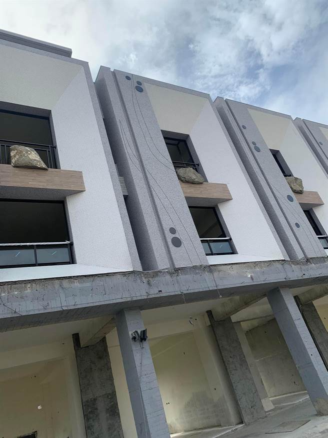 1名网友见透天厝整排怪异巨石，不知其功用。（图／翻摄爆废公社）