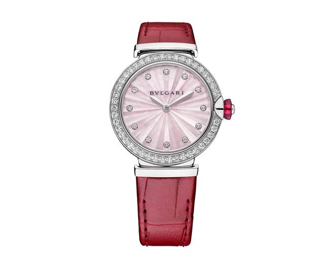 宝格丽农历新年特别款LVCEA精钢镶钻粉红珍珠母贝腕表，约29万2700元。（BVLGARI提供）