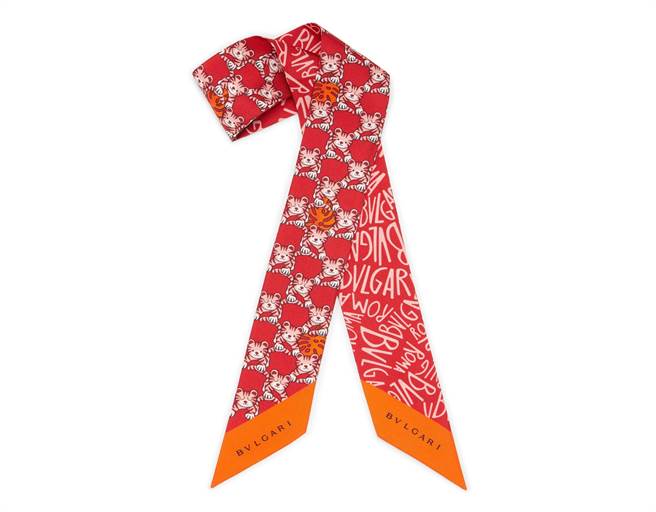 宝格丽农历新年特别款洋红石榴石色老虎图案MAXI LOGO斜纹雪莉巾，约5000元。（BVLGARI提供）