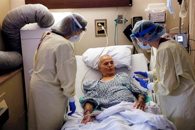 Omicron导致全美确诊人数暴增，医护相继病倒，医院人手严重不足。（图／路透社）