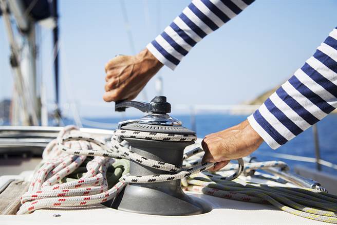 一名人妻吐露丈夫從事遠洋漁船，經常不在家，讓她好孤單心生離婚念頭。（示意圖／Shutterstock）