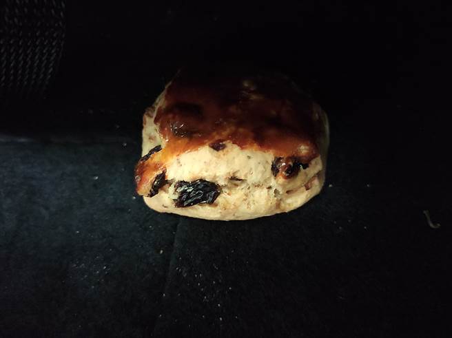 遗落在车子座椅下的小松饼，直到90天过后才被发现，但外观看起来却没有任何变质。（图／翻摄自脸书《Costco好市多 商品经验老实说》）