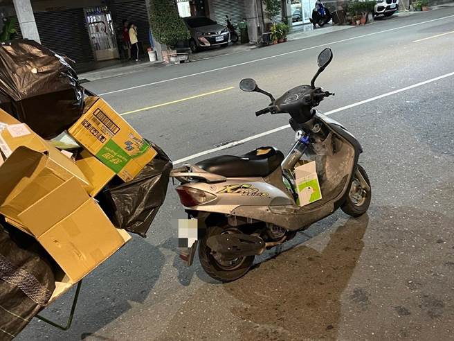 一名蔡姓男子骑乘机车抗拒警方拦检，之后持斧头与警员对峙。（翻摄照片／林瑞益高雄传真）