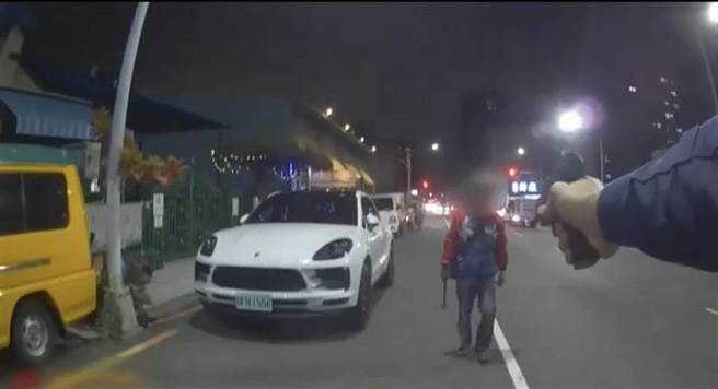 蔡姓男子在警方对空鸣枪后，仍持斧头慢慢逼近警员。（翻摄照片／林瑞益高雄传真）