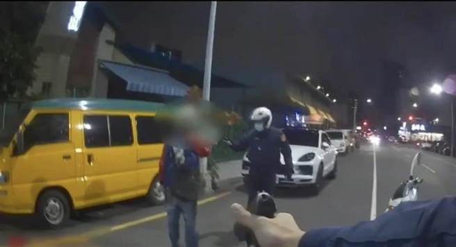 支援警力到场，之后警方以警棍及辣椒水压制蔡嫌。（翻摄照片／林瑞益高雄传真）