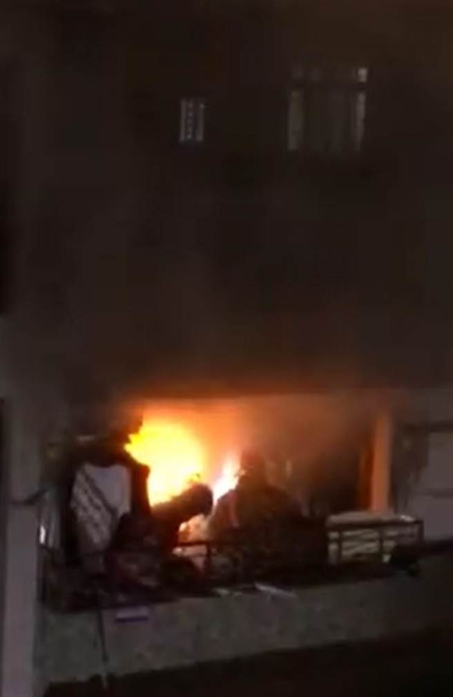 新北市永和區保平路292巷某公寓民宅5樓今（6日）下午9時許傳出火警。（摘自我是永和人臉書）