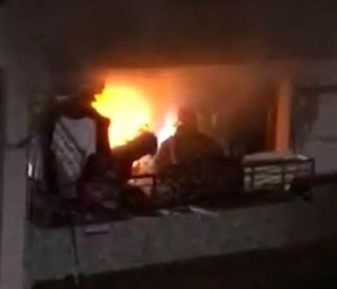 永和民宅火警  警消馳援3人腳部燙傷送醫。（摘自我是永和人臉書）