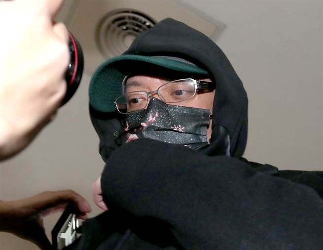 身兼国宾影城董事长的国产董事张中周、父亲张明吉、胞兄张世宗及另名董事林孝信等多人涉犯内线交易罪，台北地检署今指挥调查局台北市调查处6日搜索24处地点。晚间林孝信董事的儿子林建涵移送北检复讯。（郑任南摄）