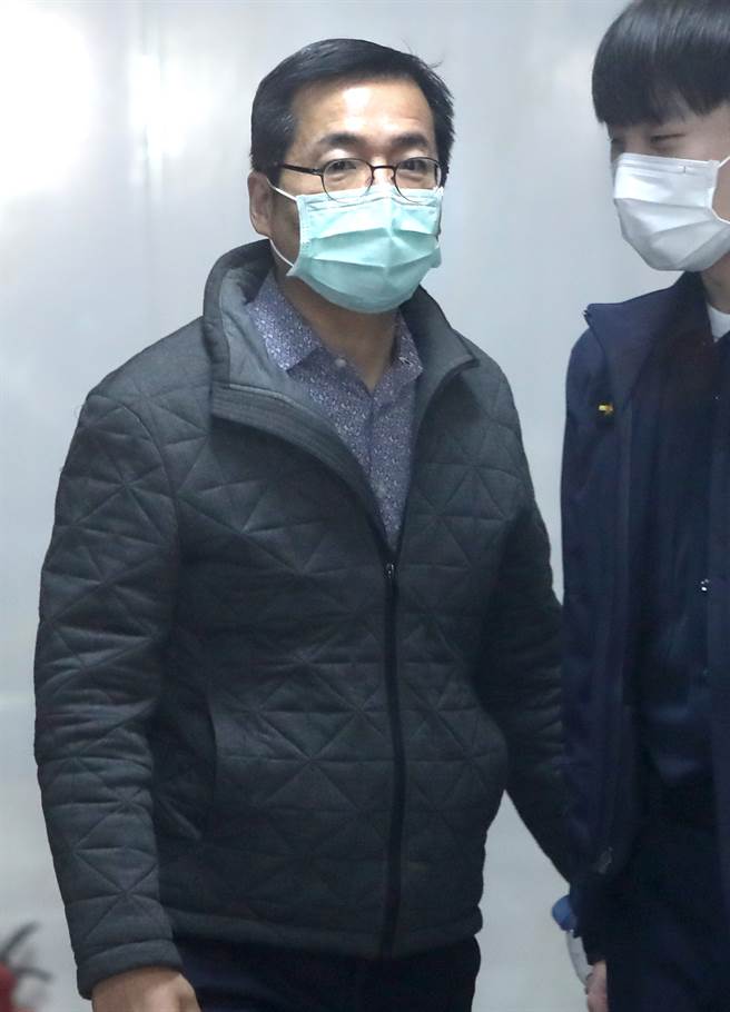 身兼国宾影城董事长的国产董事张中周、父亲张明吉、胞兄张世宗及另名林姓董事等多人涉犯内线交易罪，台北地检署今指挥调查局台北市调查处6日搜索24处地点。晚间张世宗移送北检复讯。（郑任南摄）