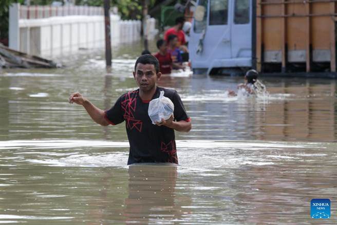 印尼苏门答腊新年暴雨 洪水造成3万人流离失所。(图/新华社)