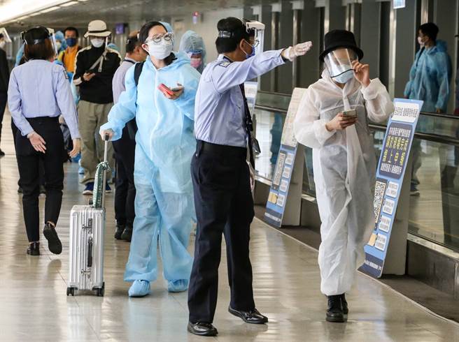 桃園機場群聚案已累計8人確診，分別為7名清潔員、1名防疫計程車司機，6日晚間再傳出疑似有1名保全確診。圖非新聞當事人。（資料照／陳麒全攝）