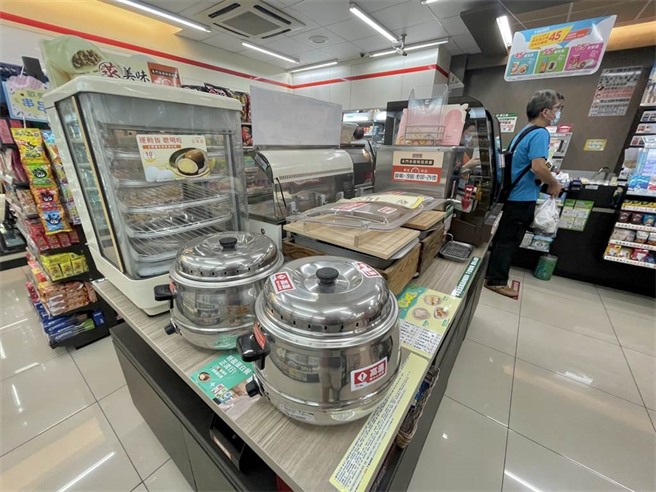 图为超商茶叶蛋、关东煮等热食区。（资料照/陈信翰摄）