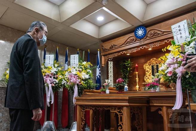 李栋梁四4日前往五指山国军忠灵殿，向「国军忠烈将士之灵位」鞠躬致敬。这是李栋梁任内第24前往五指山慰劳驻守官兵。军闻社提供