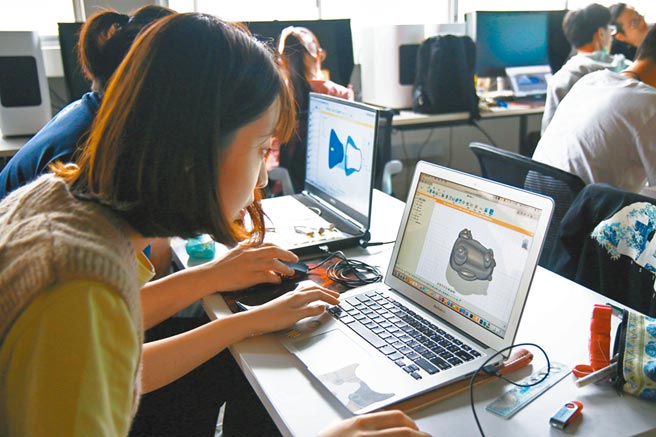 「数位制造基础设计建模与实作」实体课程。图／阳明交大提供