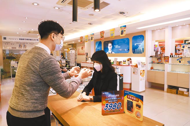 新的一年得恩堂眼镜推出「新春配镜金虎康」活动，民眾只要选配Mose系列潮框搭配法国依视路e-Lens滤蓝光镜片，整副只要3,980元。图／黄志伟