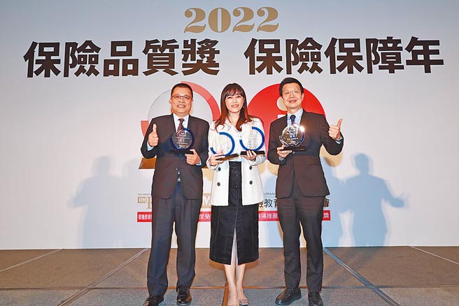 全球人寿荣获2022年保险品质奖四项大奖，由全球人寿业务长李衍煌（左）、行政长黄宏杰（右）、品牌企划处助理副总经理萧乃心（中）代表领奖。图／全球人寿提供
