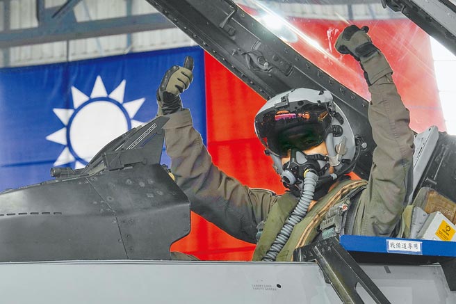 共军近来经常侵扰我西南航空识别区，空军对空防扮演关键角色，曾赴美接受战术训练的少校飞官顏祥陞展示价值1200万元的战斗飞行头盔。摄影／黄子明