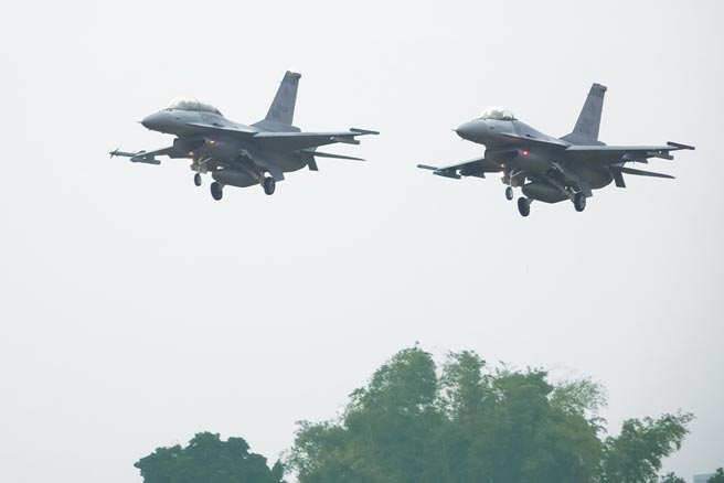 驻在嘉义空军基地的F-16V是空军生力军，战备压力特别吃重，在春节即将到来前夕，战机频繁升空捍卫领空，让国人安心过年。摄影／黄子明