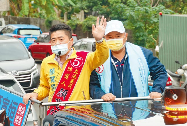 台中市无党籍议员张沧沂（右），陪同第二选区国民党立委补选候选人顏宽恒（左）车队扫街，蓝营採取「分进合击」战略。（顏宽恒竞选总部提供／陈世宗台中传真）