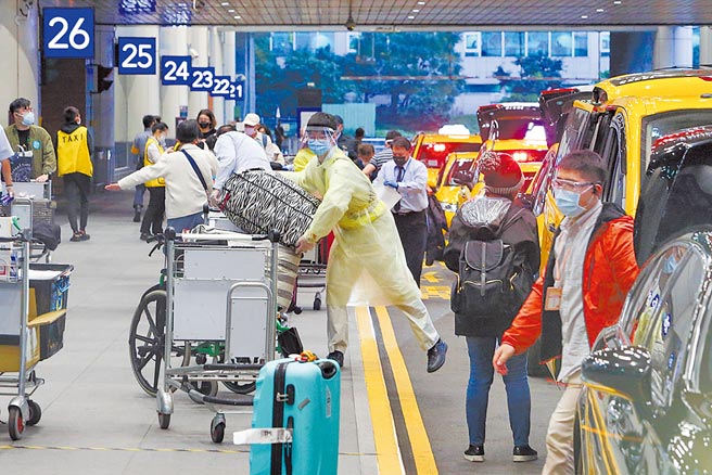 桃园机场群聚事件持续扩大，疫情指挥中心目前依基因定序结果，追查是否与确诊的防疫计程车司机有关。图为入境旅客5日前往搭乘防疫计程车。（陈麒全摄）