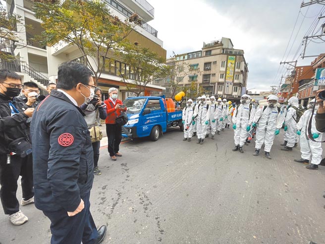 桃園市長鄭文燦（左）視察忠貞市場加強清消。（呂筱蟬攝）