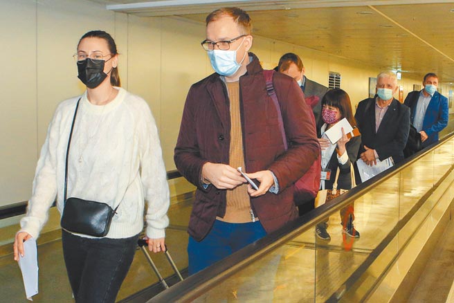 台湾将成立2亿美元基金，投资立陶宛的关键产业，强化双方合作。图为立陶宛议员鲁塔．米琉特（Ruta Miliute前左）、立陶宛议员维陶塔斯．盖普西斯（Vytautas Gapsys前右）2021年11月访台。（陈麒全摄）