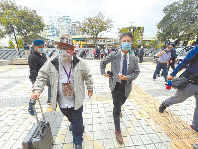 反萊豬醫師蘇偉碩（右）5日下午在律師的陪同下進入地檢署報到，但在檢方訊問期間他全程保持緘默，沒有任何發言。（洪浩軒攝）